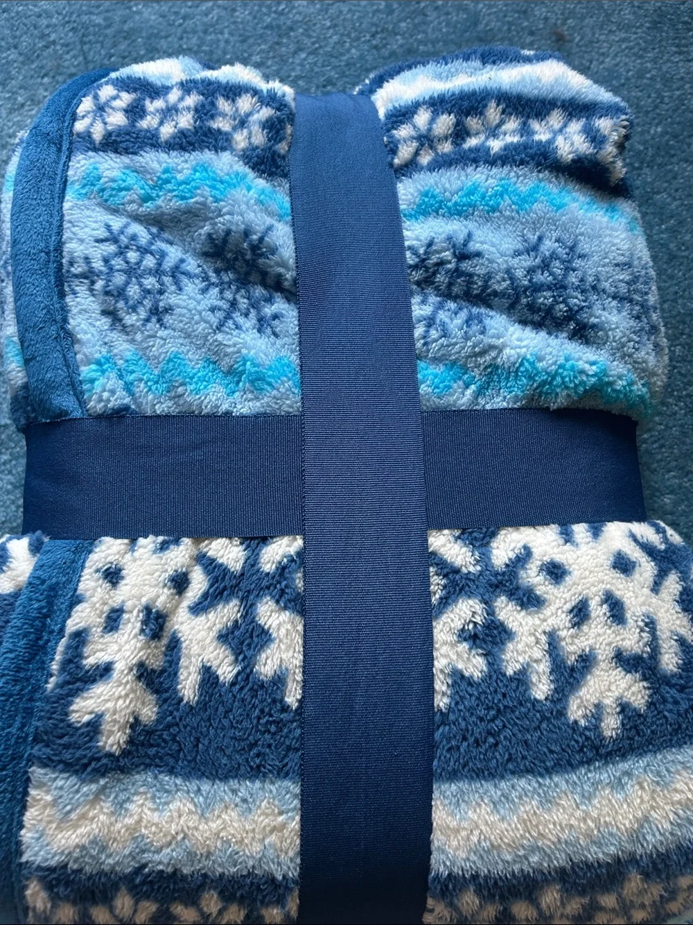 Member's Mark Oversized Cozy Throw - Navy & White Snowflake